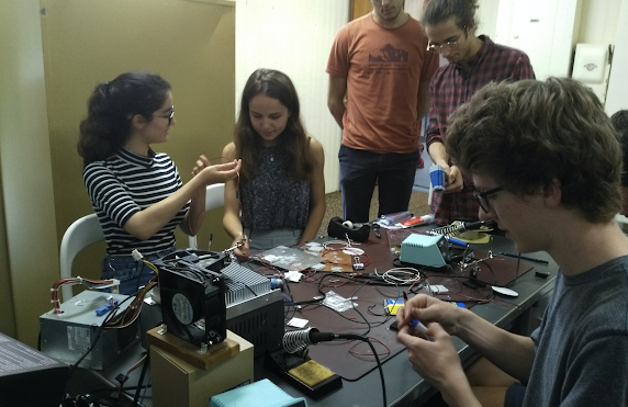 image of Tours students working on cloud chamber